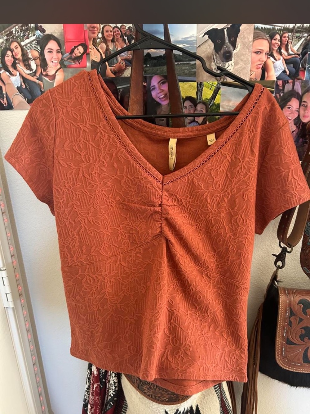 Women’s Rust Short-Sleeve V-Neck Textured Top - Shyanne boot barn